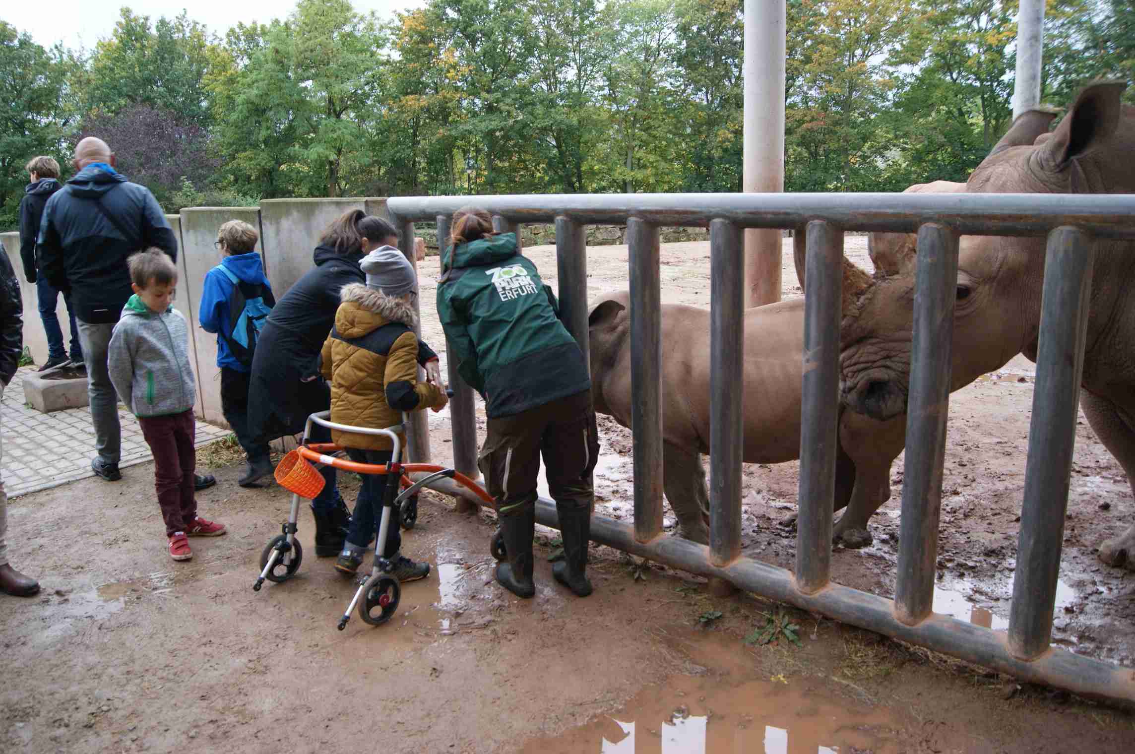 So hatte in kleinen Gruppen jeder die Chance ganz nah bei den Tieren zu sein. | Ausflug Erfurter Zoo 2019 | LEAH e . V.