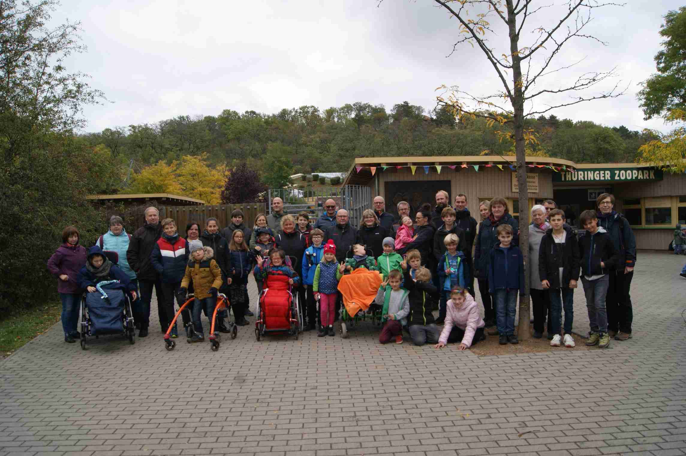 Reisegruppe LEAH e.V. am Zoo in Erfurt | Ausflug Erfurter Zoo 2019 | LEAH e . V.
